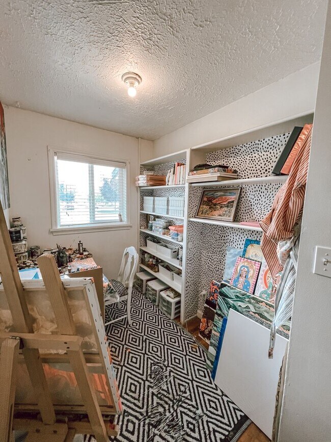 Building Photo - Stylish home ready for comfortable living