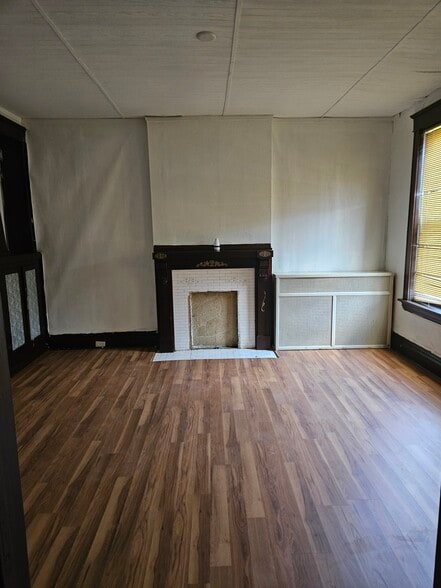 Living Room 14×14 - 4567 Adelaide Ave