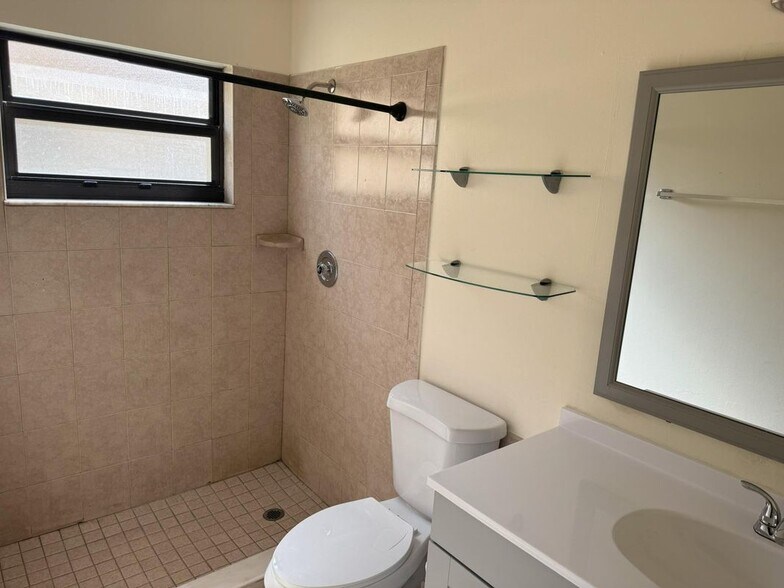 Building Photo - 1218 White Pine Dr