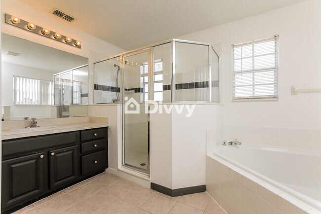 Building Photo - 831 Balmoral Dr