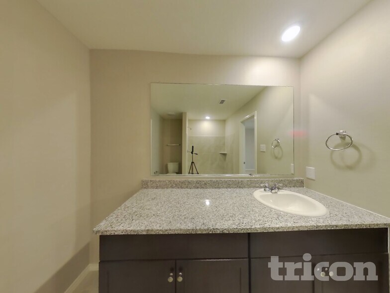 Building Photo - 1717 Claireborne Ct