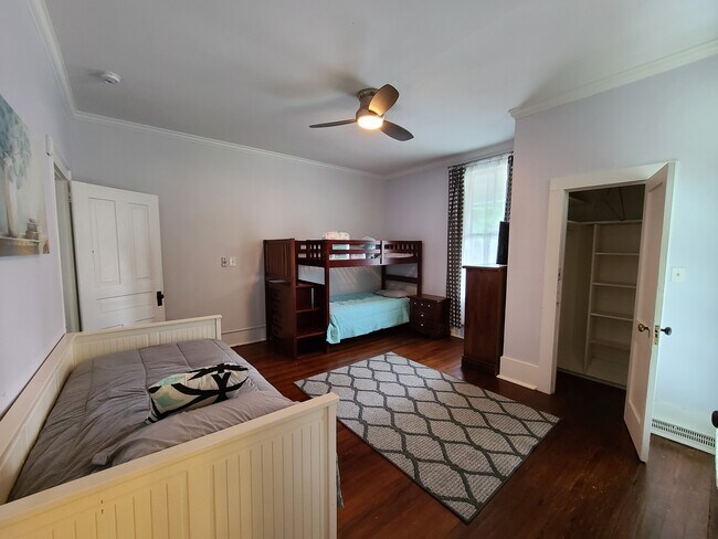 Building Photo - 1103 N Elm St