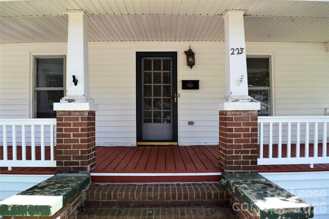 Building Photo - 223 Maple St