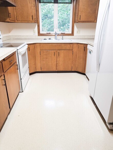 Building Photo - 4872 Elmwood St