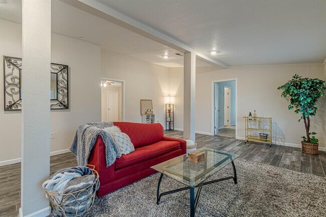 Building Photo - 560 Persimmon Pass