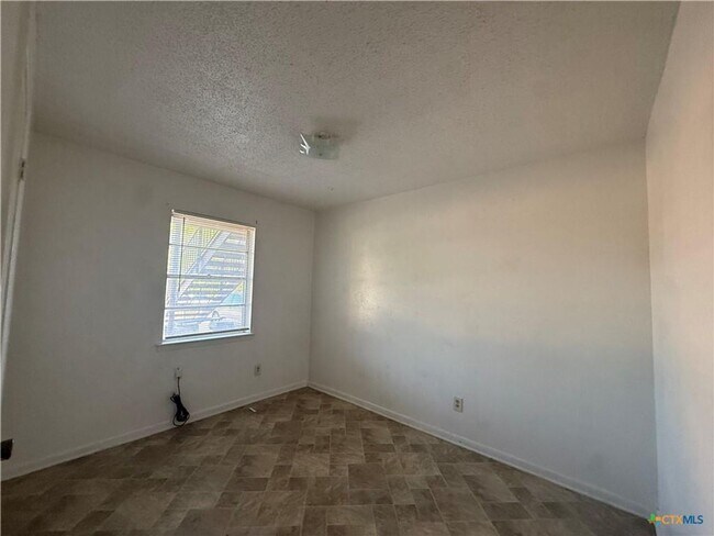 Building Photo - 601 Westview Cir