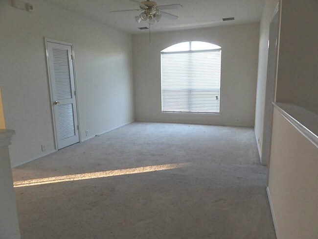 Building Photo - 323 Thorpe Springs Dr