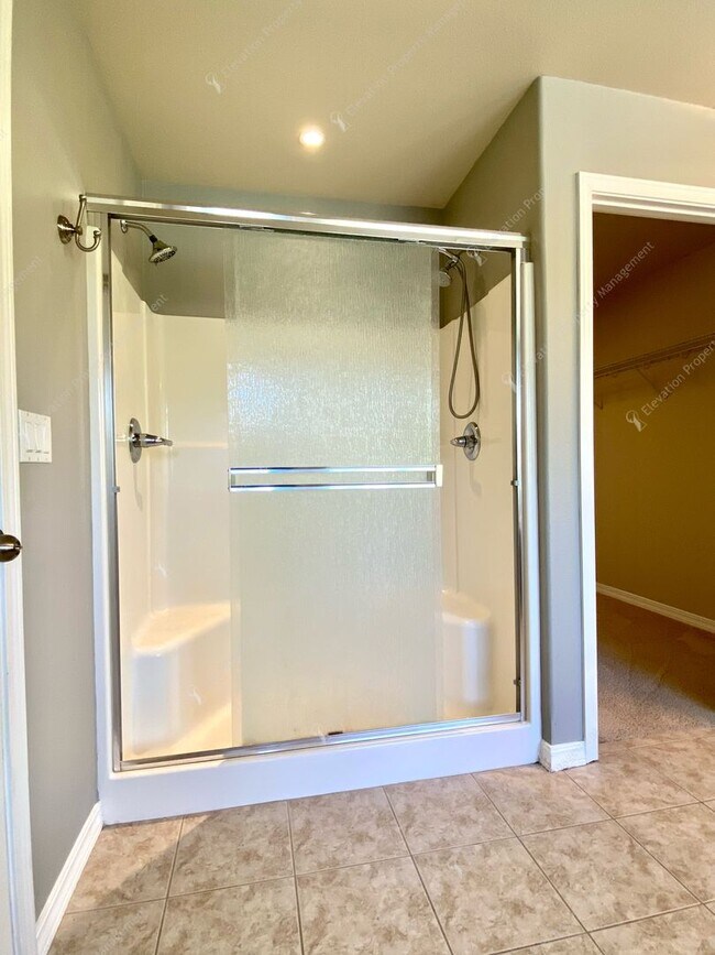 Building Photo - Spacious Corner Home in Prime SW Bend Loca...