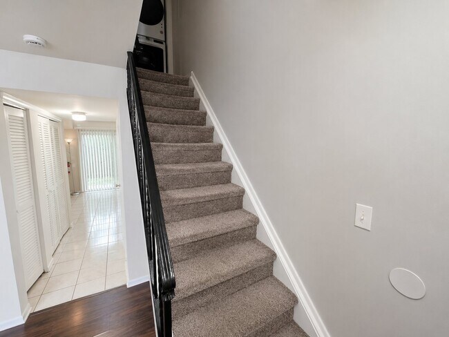 Building Photo - 164 Woodlake Manor Dr