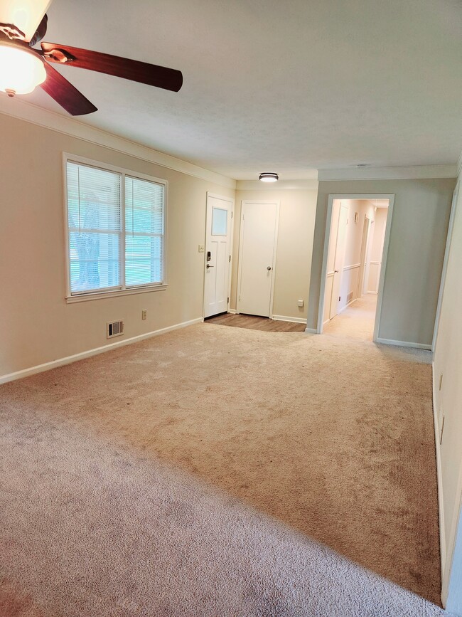 Building Photo - 1482 Wesley Dr