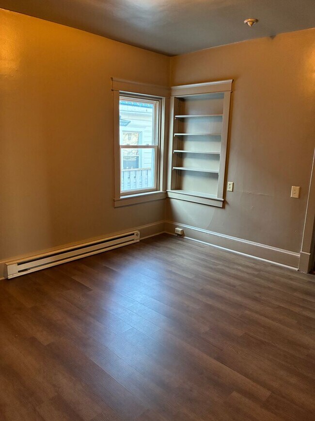 Building Photo - 206 Lincoln Way E