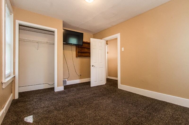 Building Photo - 571 Angella St