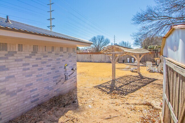 Building Photo - Charming home with updates!