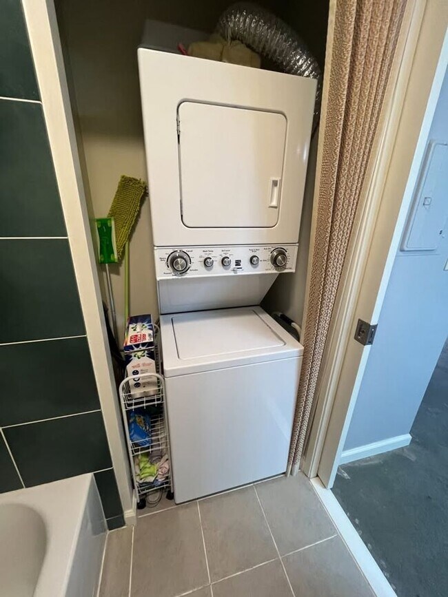 Building Photo - Newly Renovated Gem in Makiki