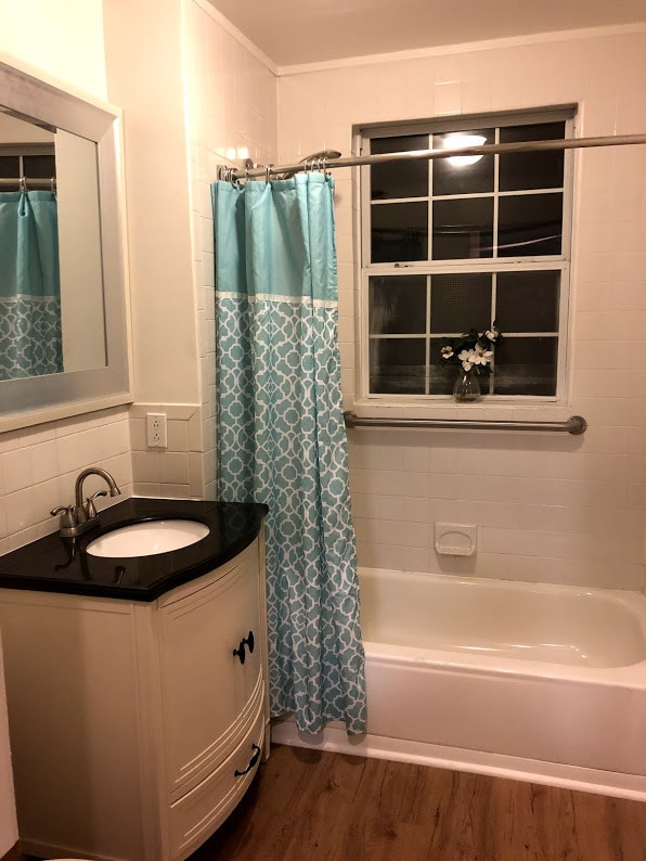 Full Bathroom with Shower/Tub Combo - 314 N Van Buren St