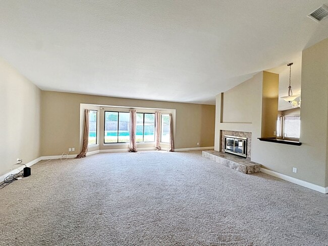 Building Photo - Green Valley Luxury Single Story: Pool, Putting Green, 4 Bedrooms, SOLAR!