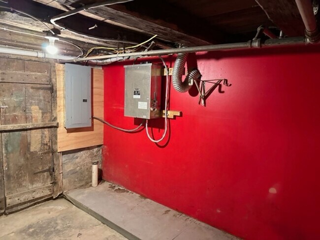 Building Photo - Four Bedroom 1.5 Bath Farm House in Hamburg