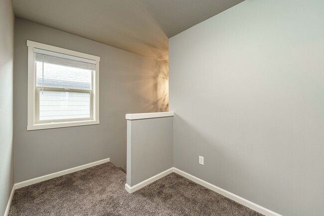 Building Photo - Stunning Salmon Creek Gem for Rent! - 3 Be...