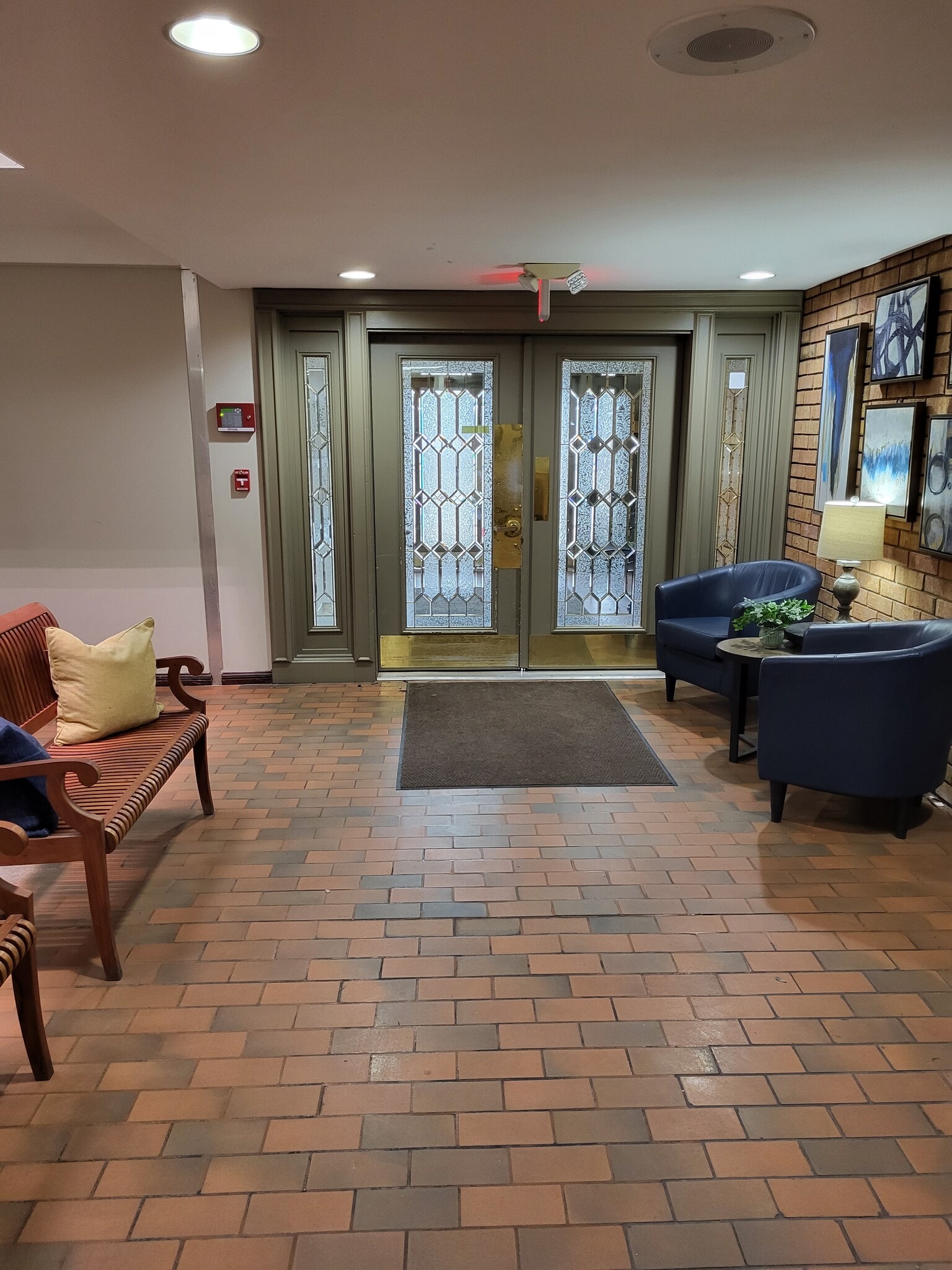 Main Entry - 950 E Rue de la Banque