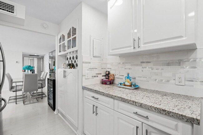 Building Photo - 5600 N Flagler Dr