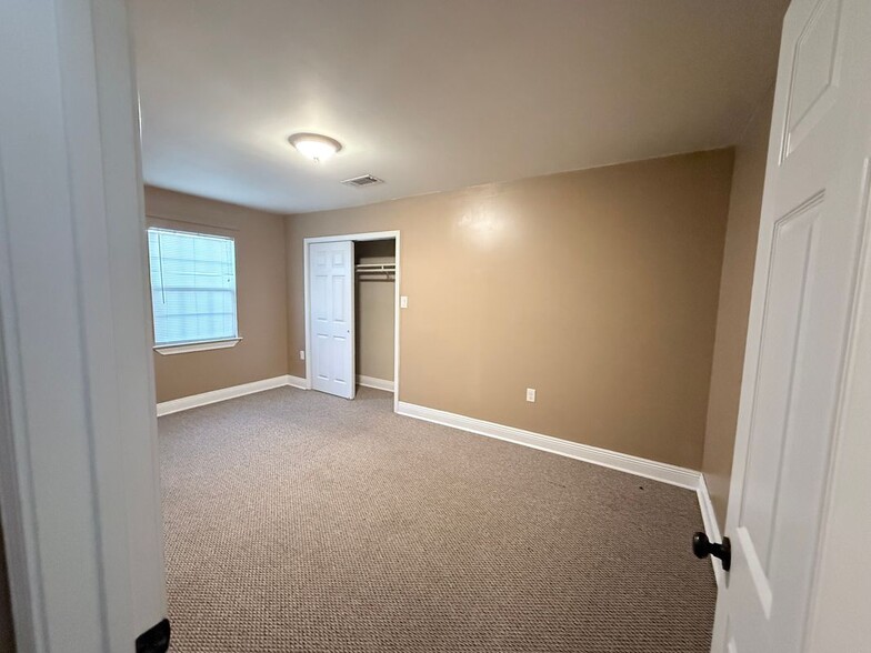 Building Photo - 2560 Madrid St