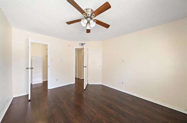 Building Photo - 2818 S Bartell Dr