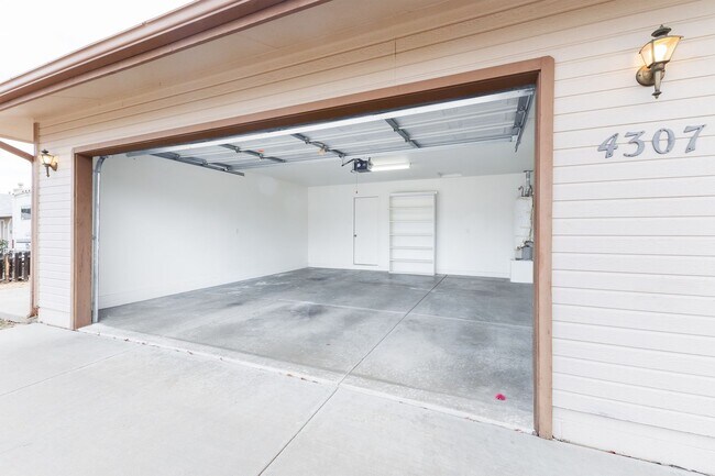 Building Photo - 3 bedroom 2 bathroom Ranch Style Home in Prescott Valley!