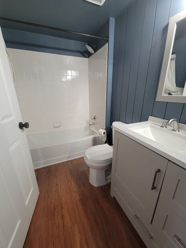 Building Photo - Fabulous Remodeled 2 bedroom , 2 bath Remo...