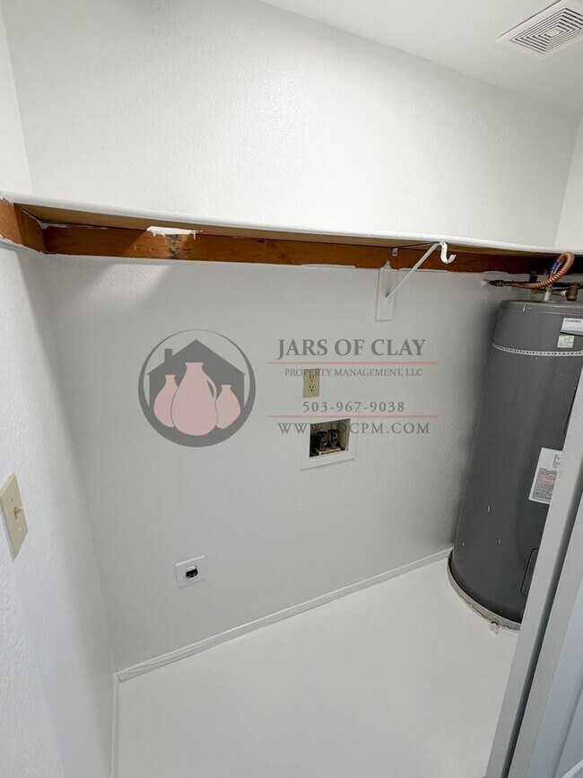 Building Photo - Ground Floor 2 Bedroom with Washer/Dryer Hook-ups!