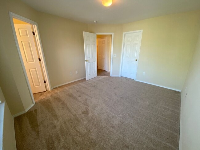 Building Photo - 2 bedroom 2.5 bath in Godley Park