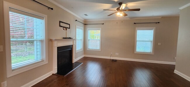 Building Photo - Great home in desirable neighborhood! Washer/Dryer Included!