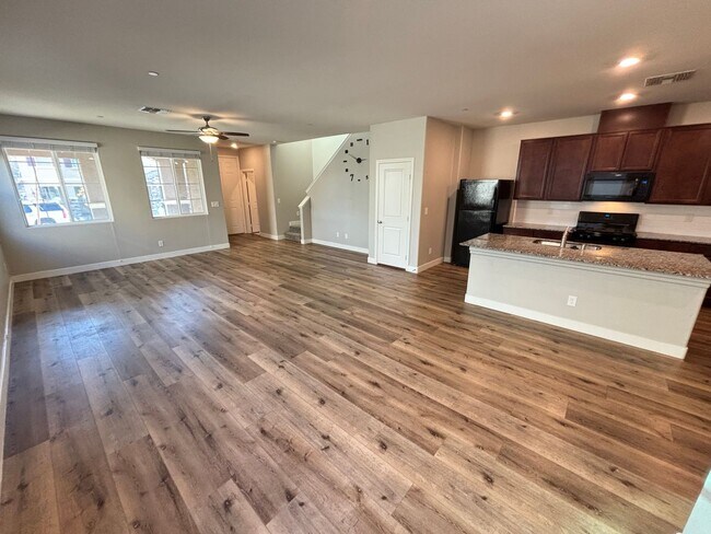 Building Photo - Stunning 3Bed/2Bath/2Car Townhome located in the N. Las Vegas/Tule Springs area!