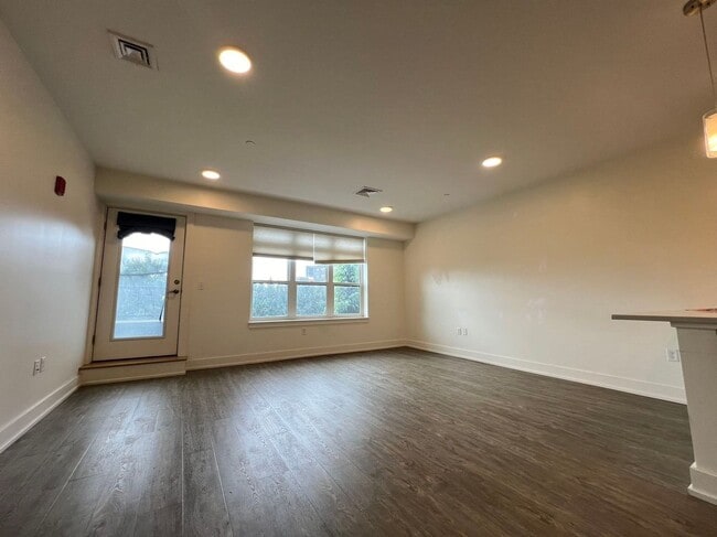 Building Photo - Great 2Br/2Bth apartment in great location ! Laundry in unit!