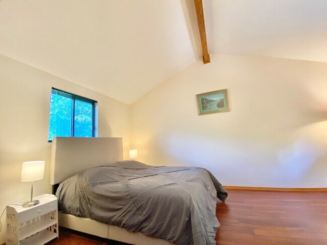 Building Photo - 1375 Rydalmount Rd