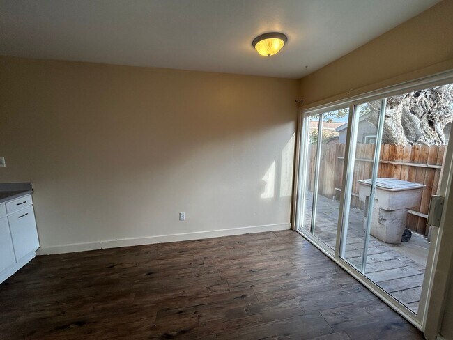Building Photo - Charming 3 Bed/2 Bath in SW Bakersfield w/...