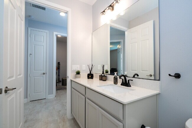 Building Photo - "Spacious 4-Bedroom Retreat with 3 Full Baths in Winter Garden's Serene Sanctuary"