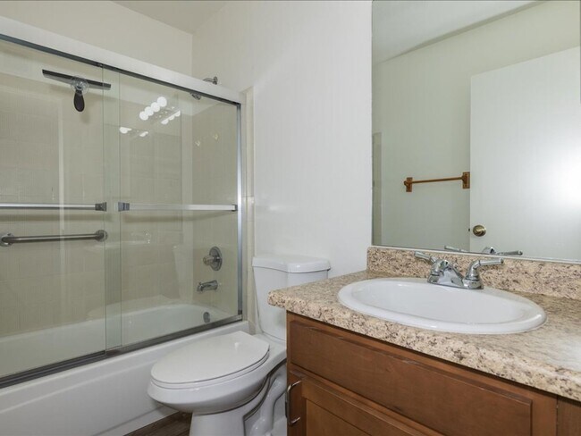 Building Photo - 3 Bedroom, 2.5 Bath