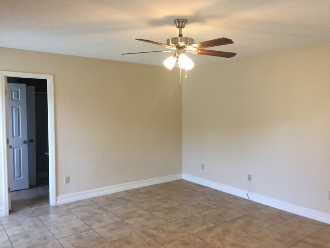 Building Photo - 550 Hassocks Loop