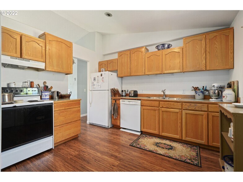 Kitchen - 909 Madrona Ave