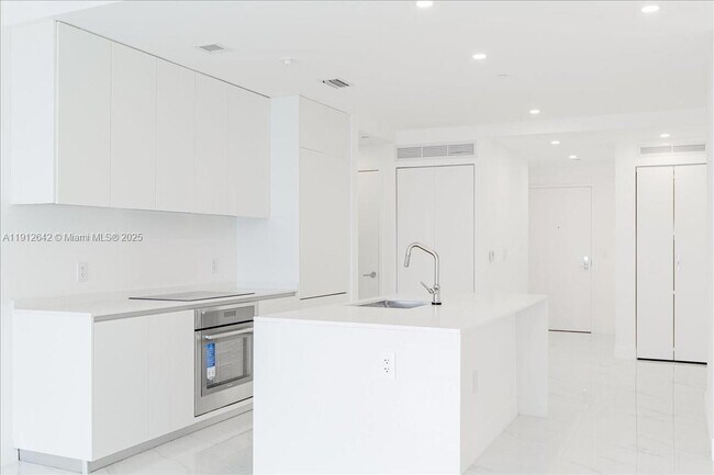 Building Photo - 700 NE 24th St