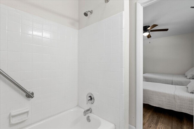 Building Photo - 2425 Bruce Ln