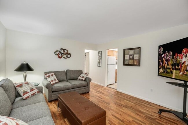 Building Photo - 9215 Tavistock Dr