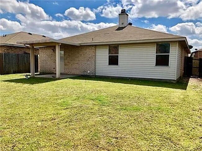 Building Photo - 3 Bedroom 2 bath home!