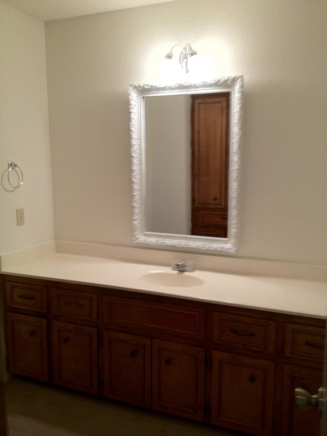 Building Photo - Townhome
