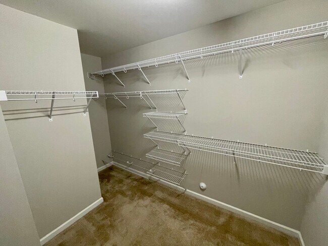 Building Photo - Gorgeous 4 Bed 2.5 Bath Home in GSO