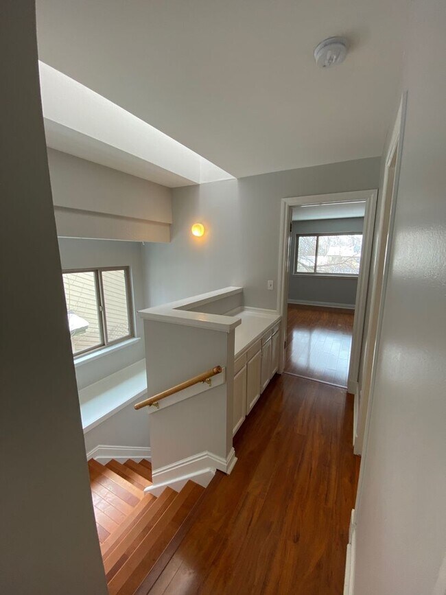 Building Photo - 4 Bed 3.5 Bath Wonderland Hill Townhouse