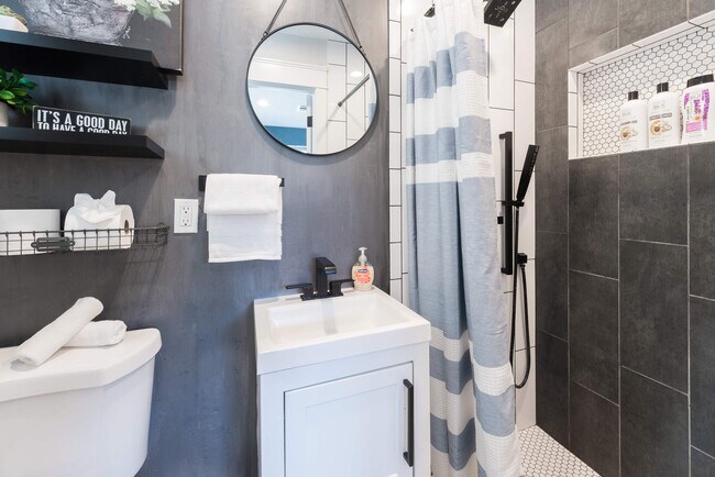 Building Photo - 4917 E Granada Rd