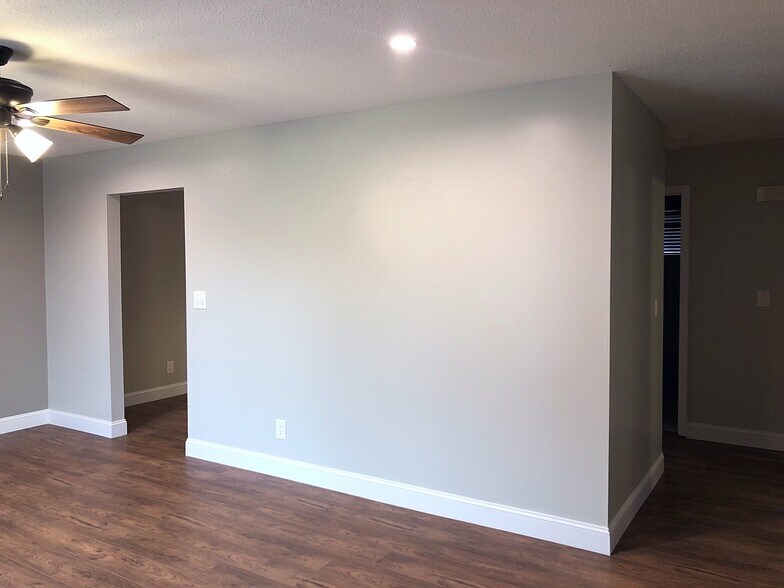 Living Room / Entrance into the Hall & Kitchen - 3413 Lisa Dr