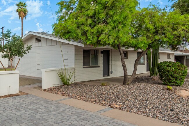 Building Photo - Renovated 2 bed | 1 bath - Central Tempe Location!