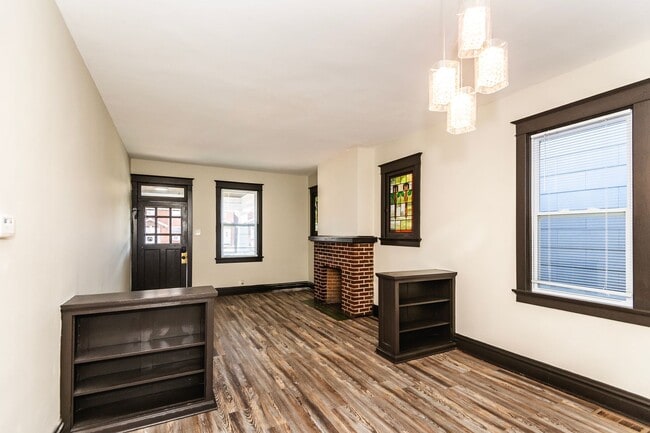Building Photo - Beautiful Renovated 2 Bed 1 Bath Home